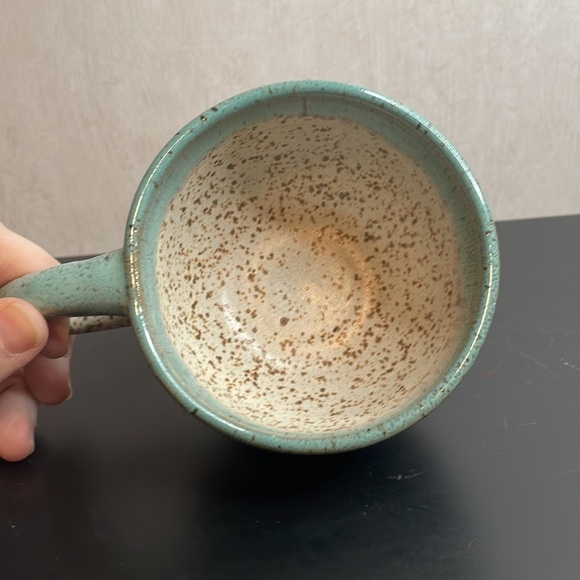 SIGNED Pottery Mug Green Tan Speckled Glaze Beautiful Condition. - Picture 3 of 4
